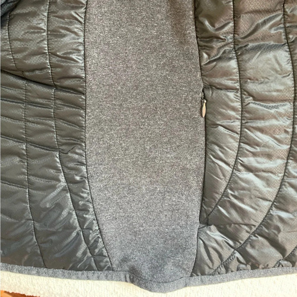 Athleta Vail Vest Black Grey Small Semi-Fitted PrimaLoft Eco Polyester travel - Picture 11 of 12